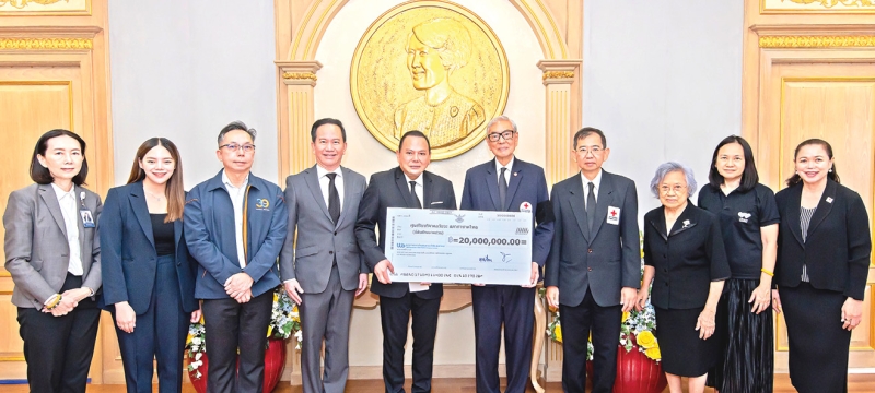 “โอกาสของชีวิต” : ชาคริต ศึกษากิจ ประธานเจ้าหน้าที่บริหาร บมจ.เวชธานี ในนาม โรงพยาบาลเวชธานี อินเตอร์เนชันแนล มอบเงิน 20 ล้านบาท
ให้แก่ศูนย์รับบริจาคอวัยวะ สภากาชาดไทย เป็นเงินตั้งต้นสำหรับ “เงินทุน นายแพทย์วิศิษฏ์ ฐิตวัฒน์ พ.ศ.2569” โดยมี เตช บุนนาค เลขาธิการสภากาชาดไทย
เป็นผู้รับมอบ ซึ่ง นพ.วิศิษฏ์ ฐิตวัฒน์ อดีต ผอ.ศูนย์รับบริจาคอวัยวะ สภากาชาดไทย เป็นผู้ริเริ่มและบุกเบิกงานบริจาคอวัยวะจากผู้บริจาคสมองตายในประเทศไทย
นานกว่า 30 ปี พัฒนาระบบการรับบริจาคอวัยวะอย่างมีประสิทธิภาพ ช่วยขับเคลื่อนระบบการปลูกถ่ายอวัยวะในประเทศไทยจนได้รับการยอมรับมาตรฐานระดับโลก