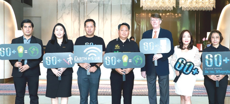 60+ Earth Hour 2026 : ประจวบ น้อยอามาตย์ ผช.ผอ.เขตหลักสี่, พงษ์ศักดิ์ สุกกาดำ หัวหน้าฝ่ายรักษาความสะอาด
และสวนสาธารณะ และ ณพัฐอร สุรมณี หัวหน้าฝ่ายรายได้ พร้อมเจ้าหน้าที่เขตหลักสี่ เชิญชวนโรงแรมมิราเคิล
แกรนด์ คอนเวนชั่น ร่วมกิจกรรม “ปิดไฟ 1 ชั่วโมง ลดโลกร้อน ปี 2569” โดยมี มร.ไมเคิล เมอร์ฟี่ ผจก.ทั่วไป โรงแรมฯและคณะผู้บริหารร่วมกันต้อนรับ ที่โรงแรมมิราเคิล แกรนด์ คอนเวนชั่น เขตหลักสี่