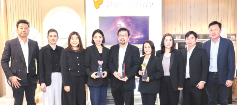 ฉลอง 3 รางวัลใหญ่ : สุวิณ โกษีอำนวย กก.ผจก.ใหญ่ บจก.เพาเวอร์บาย และคณะผู้บริหาร ร่วมกันยินดีในโอกาสรับ 3 รางวัลใหญ่จากเวทีชั้นนำทั้งในประเทศและระดับเอเชีย ได้แก่ Thailand Top Company Awards
2026, Outstanding Brands 2025 และ LazMall-Top Retailer 2025 สะท้อนพลังแบรนด์ที่แข็งแกร่งและเป็นองค์กรที่ดำเนินธุรกิจเติบโตอย่างยั่งยืนและประสบความสำเร็จ ที่เพาเวอร์บาย ถนนสีลม กรุงเทพฯ