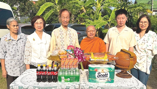 รำลึก “วันจักรี” สุรินทร์ โกสิยางกูร ประธานจัดงาน “6 เมษา น้อมรำลึก
สมเด็จพระพุทธยอดฟ้าจุฬาโลกมหาราช” เป็นปีที่ 28 ทำบุญตักบาตรและ
ถวายผ้าไตรแด่ พระศรีภัททิยบดี ผู้ช่วยเจ้าอาวาส วัดชนะสงคราม
ราชวรมหาวิหาร พร้อมทั้งทำบุญเลี้ยงพระที่โรงพยาบาลสงฆ์ เพื่อถวายเป็นพระราชกุศล