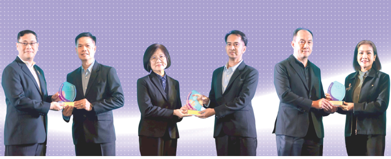 ต่อเนื่องปีที่ 7 : กานต์ ศุภนิรันดร์ ผจก.ฝ่าย ESG บมจ.ทีพีไอ โพลีน, คัมภีร์ พัฒนเวศน์ ผจก.ฝ่าย Power Plant บมจ.ทีพีไอ โพลีน เพาเวอร์ และ พรพิพัฒน์
กสิประกอบ ผช.ผจก.ฝ่าย ESG บมจ.ทีพีไอ โพลีน รับรางวัล CSR-DIW Continuous Award 2025 จากกรมส่งเสริมอุตสาหกรรม กระทรวงอุตสาหกรรม
สะท้อนความมุ่งมั่นในการดำเนินธุรกิจอย่างมีความรับผิดชอบต่อสังคมและสิ่งแวดล้อมอย่างยั่งยืน ถือเป็นเครื่องยืนยันถึงการดำเนินงานด้านความรับผิดชอบต่อสังคม
ที่เป็นรูปธรรม ครอบคลุมทั้งการบริหารจัดการสิ่งแวดล้อม การดูแลพนักงาน การสร้างการมีส่วนร่วมกับชุมชน รวมถึงการดำเนินธุรกิจบนหลักธรรมาภิบาล