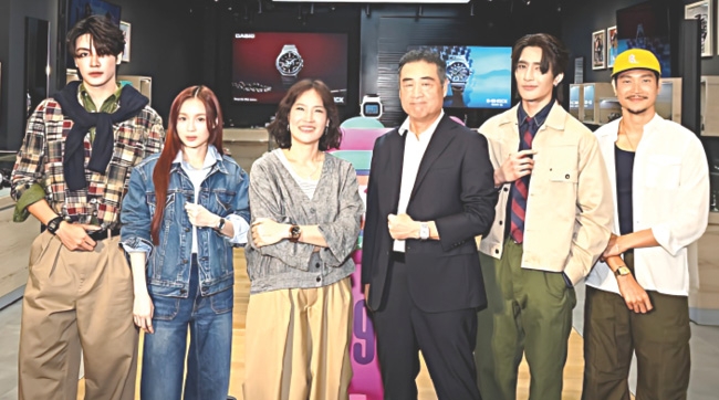 จุดนัดพบใหม่ของสตรีทคัลเจอร์ : สิรินาถ เรืองสุวรรณเดช Head of Casio
Watch บจก.เซ็นทรัล มาร์เก็ตติ้ง กรุ๊ป ในเครือเซ็นทรัล รีเทล และ ซึเนโอะ
นากาอิ กก.ผจก.บจก.คาสิโอ มาร์เก็ตติ้ง (ประเทศไทย) ฉลองเปิด G-SHOCK แฟล็กชิพสโตร์ใหม่ ในคอนเซ็ปต์ “G-SHOCK Garage” ที่ศูนย์การค้าเซ็นทรัลเวิลด์