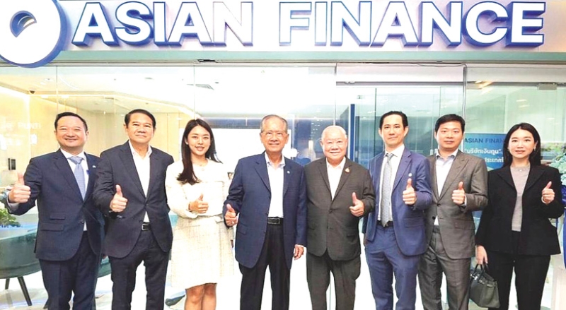 รีแบรนด์ครั้งใหญ่ : ดร.ณรงค์ชัย อัครเศรณี ประธานคณะกรรมการ บริษัทเงินทุน เอเซียน จำกัด (มหาชน)
หรือ “Asian Finance” ประกาศย้าย สนง.ใหญ่ พร้อมแนะนำกรรมการชุดใหม่ที่มีความเชี่ยวชาญหลากหลายมิติ
ขับเคลื่อนองค์กรสู่มิติใหม่ของสถาบันการเงินที่มั่นคง ยั่งยืน และยึดมั่นในหลักธรรมาภิบาล โดยมี ดร.สุนทร
อรุณานนท์ชัย และ คณิศ แสงสุพรรณ ร่วมงาน ที่ อาคารเมืองไทย-ภัทร คอมเพล็กซ์ ถนนรัชดาภิเษก

