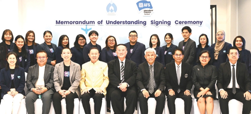 ทักษะสากล : สนั่น อังอุบลกุล ประธานมูลนิธิการศึกษาและวัฒนธรรมสัมพันธ์ไทย-นานาชาติ (AFS
ประเทศไทย) และ ดร.วิฑูรย์ สิมะโชคดี นายกสภามหาวิทยาลัยกาฬสินธุ์ ร่วมเป็นประธานในพิธีลงนาม
ความร่วมมือทางวิชาการระหว่าง ผศ.ดร.วัชรพจน์ ทรัพย์สงวนบุญ ผอ.ใหญ่ มูลนิธิ AFS และ รศ.ดร.สุพรรณ
สุดสนธิ์ อธิการบดี มหาวิทยาลัยกาฬสินธุ์ เพื่อเสริมสร้างทักษะสากลและพัฒนา AI เพื่อการศึกษา