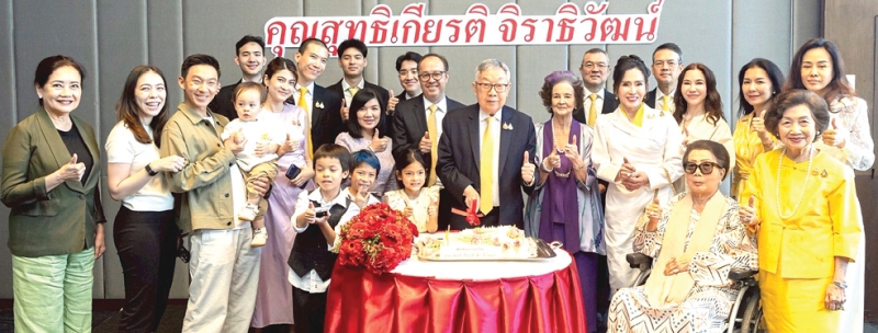 ครบ 84 ปี : คุณหญิงสุจิตรา มงคลกิติ และ รัตนา นรพัลลภ ร่วมกันจัดงานเลี้ยงวันคล้ายวันเกิดให้น้องชายสุดรัก
สุทธิเกียรติ จิราธิวัฒน์ โดยมี แมรี่ จิราธิวัฒน์, อาภัสรา หงสกุล, สุวิมล จิราธิวัฒน์, ธีระเดช - อำไพพรรณ จิราธิวัฒน์,
ธีระยุทธ จิราธิวัฒน์, ธีระเกียรติ - ภาณุมาศ จิราธิวัฒน์, สมกมล จิราธิวัฒน์, ภัสสรกรณ์ - ราศรี จิราธิวัฒน์, พิมพิศา จิราธิวัฒน์ พรประภา และ ประภู พรประภา พร้อมลูกๆ หลานๆ ร่วมอวยพร ที่ โรงแรมเซ็นทารา แกรนด์ เซ็นทรัลเวิลด์