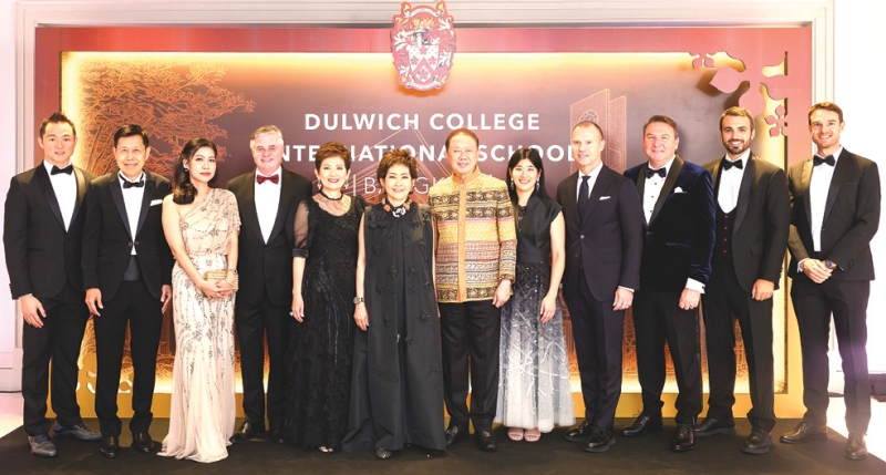 เครือ DCI : มาร์ค เลเดอร์มันน์ ประธานเจ้าหน้าที่บริหาร ดัลลิช คอลเลจ อินเตอร์เนชั่นแนล ต้อนรับ สนั่น-คุณหญิงณัฐิกา อังอุบลกุล และ สุพล วัธนเวคิน ที่มาร่วมแสดงความยินดีในโอกาสเปิดตัว “โรงเรียนนานาชาติดัลลิช คอลเลจ กรุงเทพฯ” เครือโรงเรียนนานาชาติภายใต้ ดัลลิช คอลเลจ อินเตอร์เนชันแนล (Dulwich College International) โดยมี พงศ์เทพ-พนิดา เทพกาญจนา, บียอน เรททิก และ เวนิตา พรหมาพร ร่วมงาน ที่เดอะเรสสิเด้นท์ โรงแรมแกรนด์ ไฮแอท เอราวัณ กรุงเทพ