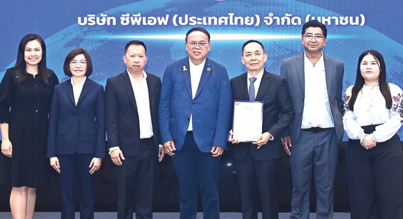 นวัตกรรมสีเขียว : สมคิด วรรณลุกขี ผอ.ใหญ่ ธุรกิจไก่ไข่ บมจ.เจริญโภคภัณฑ์อาหาร (ซีพีเอฟ) รับประกาศนียบัตร
เครื่องหมายรับรองฉลาก Net Zero Product จาก ดร.วิจารย์ สิมาฉายา ประธานกรรมการ องค์การบริหาร
จัดการก๊าซเรือนกระจก (องค์การมหาชน) ซึ่ง “ไข่ไก่เบญจาโอเมก้า 3” แบรนด์ยูฟาร์ม ทั้งแพ็ก 4 ฟอง และแพ็ก 10 ฟอง ได้รับรองเป็นผลิตภัณฑ์ไข่ไก่ที่ลดการปล่อยก๊าซเรือนกระจกเป็นศูนย์ เป็นรายแรกของโลก