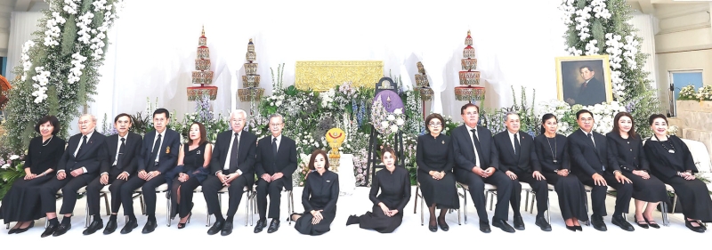 ด้วยความอาลัย : ธนาคารกสิกรไทยและสมาคมธรรมศาสตร์ฯ เป็นเจ้าภาพสวดพระอภิธรรมศพ ชนะ รุ่งแสง อดีตรองกรรมการ
ผู้จัดการใหญ่ ธนาคารกสิกรไทย และอดีตศิษย์เก่าผู้ทำคุณประโยชน์
แก่มหาวิทยาลัยธรรมศาสตร์ โดยมี ชวน หลีกภัย, บัญญัติ บรรทัดฐาน, พงศ์เทพ เทพกาญจนา นายกสมาคมธรรมศาสตร์ฯ,
บัณฑูร ล่ำซำ ประธานกิตติคุณ ธนาคารกสิกรไทย, กอบกาญจน์
วัฒนวรางกูร ประธานกรรมการ ธนาคารกสิกรไทย, ขัตติยา
อินทรวิชัย กรรมการและประธานเจ้าหน้าที่บริหาร ธนาคารกสิกรไทย,
กลินท์ สารสิน กรรมการ ธนาคารกสิกรไทย, ศ.พิเศษ หิรัญ รดีศรี,
ศ.ดร.วรภัทร โตธนะเกษม, ดร.ประสาน ภิรัชบุรี, ศุภลักษณ์
อัมพุช, ผาณิต พูนศิริวงศ์ ร่วมแสดงความเสียใจและ
ร่วมในพิธีสวดพระอภิธรรมศพ โดยมี รจน์-ปรวรรณ-
รัฐฐา รุ่งแสง ธิดา-บุตร ผู้วายชนม์ ต้อนรับในงาน
ณ ศาลา 4-5-6 วัดธาตุทอง ซึ่งจัดพิธีสวดพระอภิธรรมเวลา
18.30 น. ถึงวันเสาร์ที่ 11 เมษายน และกำหนดพระราชทานเพลิงศพ
ในวันพฤหัสบดีที่ 16 เมษายน 2569 เวลา 17.00 น. ณ เมรุวัดธาตุทอง