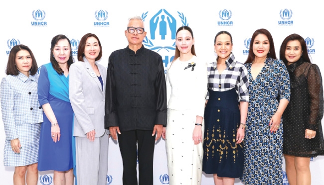 ต่อเนื่องปีที่ 5 : อรุณี อัชชะกุลวิสุทธิ์ ผอ.แผนกส่งเสริมความร่วมมือภาค
เอกชน UNHCR ต้อนรับ ซาบีดา ไทยเศรษฐ์ รมว.วัฒนธรรม และ อ.เผ่าทอง
ทองเจือ ในงานเลี้ยงน้ำชาการกุศล “กองทุนเพื่อผู้ลี้ภัยหญิงทั่วโลก เพื่อสร้าง
เครือข่ายสตรีไทยที่ประสบความสำเร็จ ร่วมส่งต่อความช่วยเหลือแก่ผู้ลี้ภัยหญิงทั่วโลก