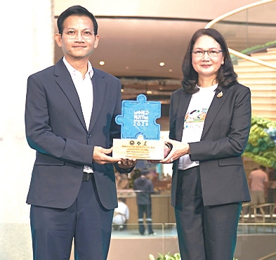 ต่อเนื่องปีที่ 2 : สมรัฐ กุลจารุโอภาส ผอ.อาวุโส ฝ่ายการตลาด
บมจ.ไทยสมุทรประกันชีวิต รับโล่ “องค์การที่สนับสนุน
การส่งเสริมพัฒนาคุณภาพชีวิตบุคคลออทิสติก” จาก สนธยา บุณยภูษิต อธิบดีกรมส่งเสริมและพัฒนาคุณภาพชีวิตคนพิการ