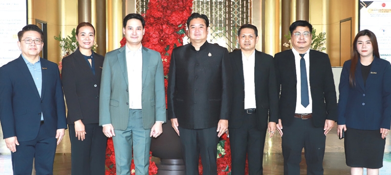 ประชุมหารือ : อนัคพล อิงคะกุล รองประธานกรรมการบริหาร มิราเคิล กรุ๊ป ต้อนรับ รพีภัทร์ จันทรศรีวงศ์
อธิบดีกรมวิชาการเกษตร ในพิธีเปิดการประชุมเรื่อง “การเสริมสร้างกรอบการกำกับดูแลการค้าสินค้าเกษตรดิจิทัล : มุมมองเชิงนโยบายและหลักธรรมาภิบาล” โดยมี ชัยศักดิ์ รินเกลื่อน ผอ.สำนักควบคุมพืชและวัสดุการเกษตร และ เมธาสิทธิ์ คนการ ผอ.กลุ่มสารวัตรเกษตร ร่วมงาน ที่โรงแรมอัศวิน แกรนด์ คอนเวนชั่น