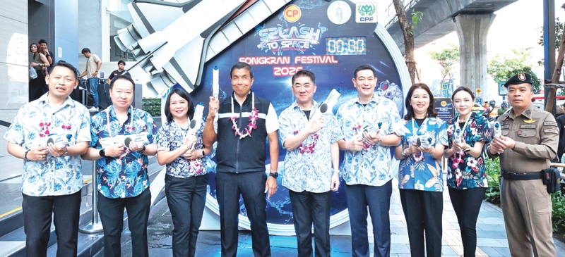 “สงกรานต์อวกาศ” : ชัชชาติ สิทธิพันธุ์ ผู้ว่าราชการกรุงเทพมหานคร และ ประสิทธิ์ บุญดวงประเสริฐ ประธาน
คณะผู้บริหาร บมจ.เจริญโภคภัณฑ์อาหาร (CPFX แถลงข่าวการจัดงานสงกรานต์ “CP Splash to Space” ระหว่างวันที่ 12-14 เมษายน 2569 ที่ผสานวัฒนธรรมไทยเข้ากับความคิดสร้างสรรค์ร่วมสมัย พร้อมยกระดับถนนสีลมสู่แลนด์มาร์คใหม่ ผลักดันสู่
Global Destination ด้วยกิจกรรมบันเทิงและอาหาร สร้างประสบการณ์ใหม่ให้นักท่องเที่ยวไทยและต่างชาติ ที่ ซี.พี.ทาวเวอร์ สีลม