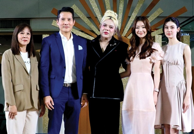 อร่อยต้อนรับสงกรานต์ : ชัยยุต ซอโสตถิกุล และ รัชนี ปรีดากมลรัตน์ ผจก.Smood Event Creation บมจ.ซีคอน ดีเวลลอปเมนท์ เปิดงาน “A Summer Fest”
อร่อยเกรดเอ by A Supachai” ยกขบวนเมนูเด็ด กว่า 100 ร้านดังและร้านศิลปิน
ดารามาให้อิ่มอร่อยแบบฟินครบจบในงานเดียว ที่ ศูนย์การค้าซีคอนสแควร์