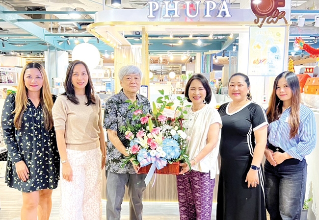 ใส่ใจสุขภาพ : จรูญรัตน์ สาลี กก.ผจก.บจก.พาราไดซ์ พาร์ค ร่วมยินดีกับ ศิริพงศ์
ภวันตพงศ์ เจ้าของกิจการร้านขนมเปี้ยะ “ภูผา คอฟฟี่” (Phupa Coffee) ในโอกาส
เปิดสาขาใหม่ พร้อมแนะนำ “ขนมเปี๊ยะอบเทียนหอม หวานน้อย อร่อยเยอะ” สูตรเฉพาะที่พิถีพิถันในทุกขั้นตอนการผลิต ที่ ศูนย์การค้าพาราไดซ์ พาร์ค