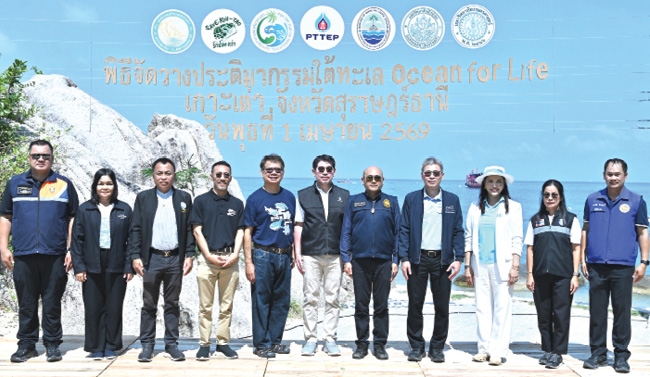 ฟื้นฟูระบบนิเวศทางทะเล : ชยงค์ บริสุทธิ์สวัสดิ์ รอง กก.ผจก.ใหญ่ บมจ.ปตท.สำรวจและผลิตปิโตรเลียม (ปตท.สผ.) และ อุกกฤต สตภูมินทร์ รองอธิบดี
กรมทรัพยากรทางทะเลและชายฝั่ง ร่วมกันเปิดการจัดวางลานประติมากรรม
ใต้ทะเล Ocean for Life ส่งเสริมการท่องเที่ยวเชิงอนุรักษ์ ที่เกาะเต่า จ.สุราษฎร์ธานี