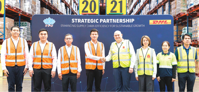 พันธมิตรเชิงกลยุทธ์ : สตีฟ วอล์กเกอร์ ประธานเจ้าหน้าที่บริหาร ดีเอชแอล ซัพพลายเชน
ประเทศไทย และ สันติ วุฒิเสลา ผู้บริหาร บมจ.ไทยฟู้ดส์ กรุ๊ป ประกาศความ
ร่วมมือของดีเอชแอลในการให้บริการคลังสินค้าเพื่อสนับสนุนการกระจายสินค้า
ทั่วประเทศของไทยฟู้ดส์ กรุ๊ป ที่ อาคารคลังสินค้าฯ อ.วังน้อย จ.พระนครศรีอยุธยา