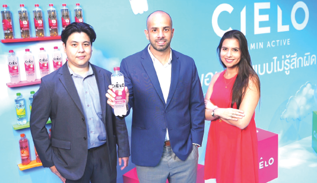 อร่อยเอนจอยแบบไม่รู้สึกผิด : ฮวน โฮเซ่ โลเปซ เวอร์การ่า กก.ผจก.บจก.
อาเจไทย เปิดตัวผลิตภัณฑ์ “CIELO” (เซียโล่) 2 รสชาติใหม่ล่าสุด ได้แก่
แอปเปิ้ล และ พีช เครื่องดื่มวิตามินโซดาเจนใหม่ที่ปราศจากน้ำตาลและแคลอรี่
ตอบโจทย์เทรนด์สุขภาพและไลฟ์สไตล์คนรุ่นใหม่ ผสานความอร่อยและคุณประโยชน์