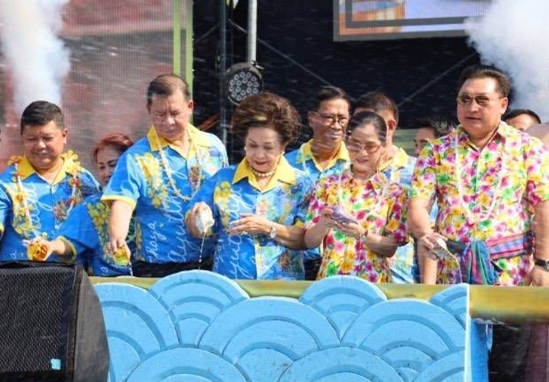 สงกรานต์กรุงเก่า : ชวนินทร์ วงศ์สถิตจิรกาล ผวจ.พระนครศรีอยุธยา และ ศุทธิกานต์ วงศ์สถิตจิรกาล ประธานแม่บ้านมหาดไทยจังหวัดพระนครศรีอยุธยา เปิดงาน “มหาสงกรานต์กรุงเก่า สายน้ำ ศรัทธา มรดกแห่งแผ่นดิน” ประเพณีสงกรานต์ ประจำปี 2569 ที่ เทศบาลนครพระนครศรีอยุธยา จ.พระนครศรีอยุธยา