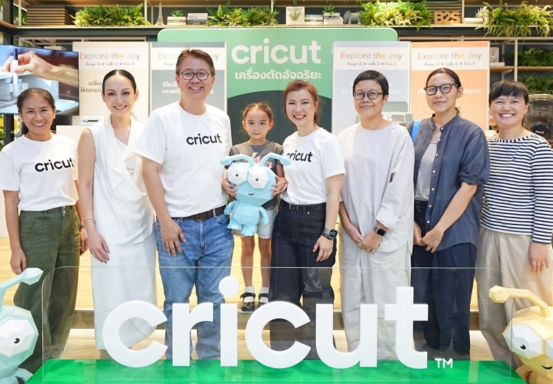 DIY ง่ายและสนุก : ดร.บรรพต วัฒนสมบัติ กก.ผจก.บจก.อาร์ทีบี เทคโนโลยี และ วิมลมาลย์ วัฒนสมบัติ ผอ.ฝ่ายการตลาด จัดงาน “Cricut Explore the Joy” ให้ผู้ที่สนใจได้ทดลองใช้งานผลิตภัณฑ์จากแบรนด์ Cricut (คริเค็ท) พร้อมเปิดตัวเครื่องตัดและเครื่องรีดร้อนรุ่นใหม่ ที่ ร้าน B2S ศูนย์การค้าเซ็นทรัล พระราม 9