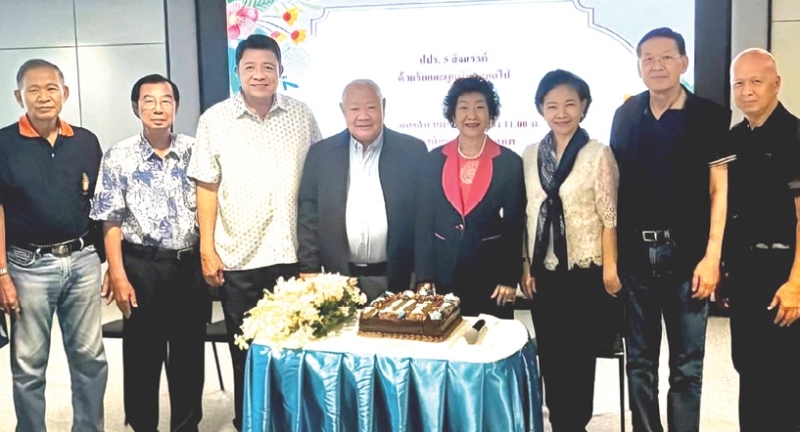 พบปะสังสรรค์ : ดร.สุนทร อรุณานนท์ชัย ประธานหลักสูตร “การเมืองการปกครองในระบอบประชาธิปไตย
สำหรับนักบริหารระดับสูง” รุ่นที่ 5 (ปปร.5) จัดงานสังสรรค์พร้อมรับคำอวยพรในโอกาสวันคล้ายวันเกิดจากเพื่อนร่วมรุ่น โดยมี พล.อ.ท.วันชาติ เนตรานนท์, ชัยวัฒน์ พสกภักดี, วิสิฐ ตันติสุนทร, ดร.อารยา อรุณานนท์ชัย, ไพบูลย์-วินา นิติตะวัน และ สมโภชน์ นพคุณ ร่วมยินดี ที่โรงแรมอวานี