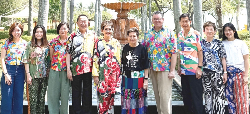 สืบสานประเพณีไทย : คุณหญิงณัฐิกา วัธนเวคิน อังอุบลกุล กรรมการบริหาร บริษัท โรงแรมชายทะเล จำกัด, พนิดา
เทพกาญจนา และ มาร์โก อะวิตาบิเล่ จัดงานรดน้ำขอพรเพื่อความเป็นสิริมงคลเนื่องในเทศกาลสงกรานต์ ประจำปี 2569
โดยมี จรรย์สมร วัธนเวคิน, สนั่น อังอุบลกุล, พงศ์เทพ เทพกาญจนา, ศุภวรรณ ศรีวนาสณฑ์, นิธินันท์ อังอุบลกุล,
ชไมพร อังอุบลกุล และ ธนนุช เทพกาญจนา ร่วมงาน ที่โรงแรมแกรนด์ไฮแอทรีเจนซี หัวหิน จังหวัดประจวบคีรีขันธ์