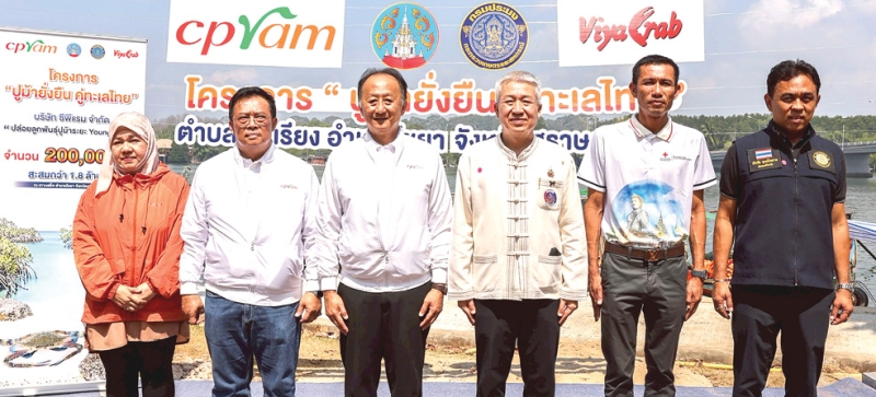 ปีที่ 14 : วิเศษ วิศิษฏ์วิญญู กก.ผจก.บจก.ซีพีแรม, บันดาล สถิรชวาล รอง ผวจ.สุราษฎร์ธานี และตัวแทนจากภาครัฐ
และภาคเอกชน จัดโครงการ “ปูม้ายั่งยืน คู่ทะเลไทย” พร้อมปล่อยลูกพันธุ์ปูม้าระยะ Young Crab สู่ท้องทะเลไทย
ปัจจุบันสะสมกว่า 1.8 ล้านตัว เพื่อเสริมสร้างความมั่นคงทางอาหาร เศรษฐกิจชุมชน การประมงในท้องถิ่น และกระตุ้นอุตสาหกรรมการท่องเที่ยวของภาคใต้ผ่านการฟื้นฟูระบบนิเวศทางทะเลให้สมบูรณ์และยั่งยืน ที่เกาะเสร็จ อ.ไชยา จ.สุราษฎร์ธานี