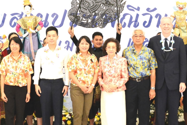 สรงน้ำพระ รดน้ำขอพรผู้สูงอายุ : พรพัน วัฒนสินธุ์ ผอ.เขตบางรัก เปิด
กิจกรรมวันสงกรานต์ “บางรักร่วมสืบสานประเพณีวันสงกรานต์” จัดโดย
สำนักงานเขตบางรัก ร่วมกับสภาวัฒนธรรมเขตบางรัก และภาคีเครือข่าย เพื่อ
รักษาวัฒนธรรมไทย ที่โรงแรมมณเฑียร สุรวงศ์ โดยมีคณะผู้บริหารโรงแรมฯ ร่วมงาน