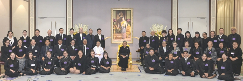 สมเด็จพระกนิษฐาธิราชเจ้า กรมสมเด็จพระเทพรัตนราชสุดาฯ สยามบรมราชกุมารี เสด็จออก ณ วังสระปทุม ทรงบำเพ็ญพระราชกุศลอุทิศแด่บูรพาจารย์ของชมรมบาลี-สันสกฤต ผู้เคยถวายความรู้ เนื่องในโอกาสวันสงกรานต์ พุทธศักราช 2569 โอกาสนี้ ทรงสรงน้ำพระพุทธรูป แล้วพระราชทานน้ำสงกรานต์ และของที่ระลึก
แก่อาจารย์อาวุโสของชมรมบาลี-สันสกฤต คณะอักษรศาสตร์ จุฬาลงกรณ์มหาวิทยาลัย โอกาสนี้ คณะสมาชิกชมรมบาลี-สันสกฤต พร้อมผู้ติดตามสมาชิกชมรม
บาลี-สันสกฤต จำนวนรวม 56 คน เฝ้าทูลละอองพระบาท ทูลเกล้าทูลกระหม่อมถวายของที่ระลึกด้วย เมื่อวันพฤหัสบดีที่ 16 เมษายน 2569 เวลา 08.55 น.