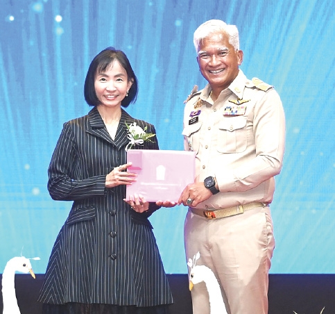 เข็มเชิดชูเกียรติ “เสมาคุณูปการ” : จารุวรรณ งามพิสุทธิ์ไพศาล
ผช.กก.ผจก.ใหญ่อาวุโส ฝ่ายทรัพยากรบุคคล บจก.เซ็นทรัล
เรสตอรองส์ กรุ๊ป(CRG) รับรางวัลผู้ทำคุณประโยชน์ให้แก่กระทรวง
ศึกษาธิการจาก สุเทพ แก่งสันเทียะ ปลัดกระทรวงศึกษาธิการ