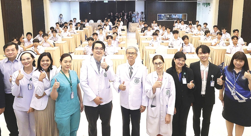 สู่เส้นทางวงการแพทย์ : นพ.สมเกียรติ คูอมรพัฒนะ ผอ.โรงพยาบาลเจ้าพระยา จัดกิจกรรม “Med Tour” โดยมี
ปราโมทย์ หิรัญจารุวงศ์ ผอ.ฝ่ายบริหาร ร่วมต้อนรับนักเรียนและคณาจารย์จากโรงเรียนเซนต์คาเบรียล เพื่อเปิดการ
เรียนรู้ประสบการณ์จริงในสายงานด้านการแพทย์และสาธารณสุข ให้เข้าใจการทำงานจริงอย่างครบวงจร ส่งเสริมการเรียนรู้
นอกห้องเรียน สร้างแรงบันดาลใจและเปิดมุมมองสู่เส้นทางอาชีพในอนาคต และตระหนักถึงคุณค่าของวิชาชีพทางการแพทย์