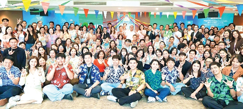 “เที่ยวตลาด สาดสนุก สุขสงกรานต์” : นุสรา (อัสสกุล) บัญญัติปิยพจน์ ประธานเจ้าหน้าที่บริหาร บมจ.ไทยสมุทร
ประกันชีวิต พร้อมด้วยที่ปรึกษาอาวุโส คณะผู้บริหาร และพนักงาน ร่วมกิจกรรม “OCEAN LIFE Songkran Festival 2026” เพื่อฉลองเทศกาลสงกรานต์ปีใหม่ไทยเพื่อความเป็นสิริมงคล พร้อมด้วยกิจกรรมสร้างความสัมพันธ์ภายในองค์กร
โดยรายได้ทั้งหมดจากการร่วมสนุกโดยไม่หักค่าใช้จ่ายจะนำไปสมทบทุนส่งต่อเป็นพลังความรักและสร้างรอยยิ้มให้แก่สังคมต่อไป