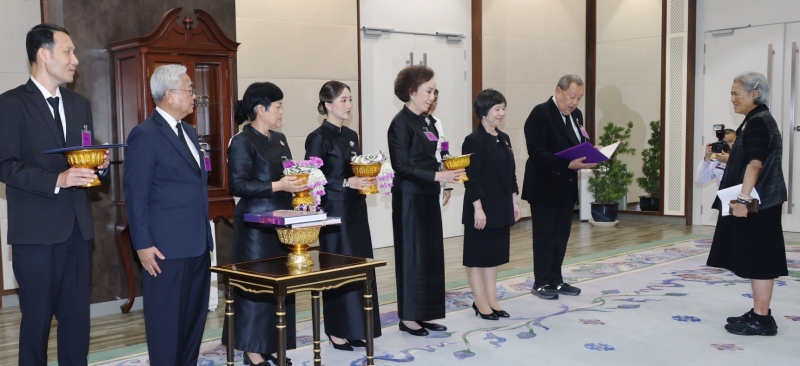 สมเด็จพระกนิษฐาธิราชเจ้า กรมสมเด็จพระเทพรัตนราชสุดาฯ สยามบรมราชกุมารี เสด็จออก ณ วังสระปทุม พระราชทาน
พระราชวโรกาสให้ นายขรรค์ ประจวบเหมาะ ผู้อำนวยการสำนักงานจัดหารายได้ สภากาชาดไทย นำ นางสุนันทา สมบุญธรรม
ประธานมูลนิธิเซนต์โยเซฟ และคณะ เฝ้าฯ ทูลเกล้าฯ ถวายเงินรายได้จากการจัดการแสดงบอลรูมแดนซ์การกุศล “Rhythm Dance” เพื่อสนับสนุนโครงการพัฒนาศูนย์มะเร็งแบบบูรณาการ โรงพยาบาลจุฬาลงกรณ์ สภากาชาดไทย