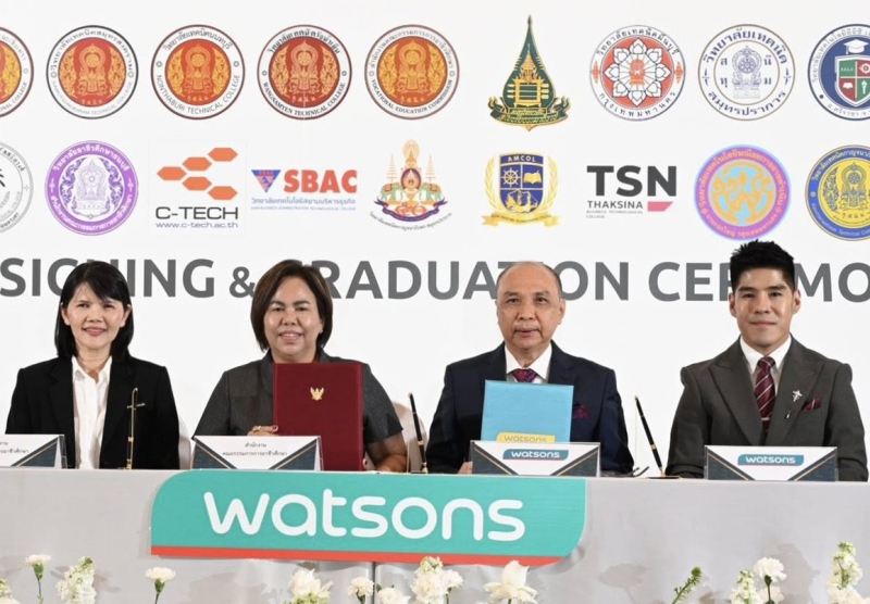 ยกระดับวิชาชีพ : จิระวัฒน์ แต่งเจนกิจ ผอ.ฝ่ายทรัพยากรบุคคล วัตสัน ประเทศไทย ลงนามความร่วมมือกับ สนง.คณะกรรมการการอาชีวศึกษา, มหาวิทยาลัยสุโขทัยธรรมาธิราช และสถาบันการศึกษา 20 แห่ง เพื่อสร้างเส้นทางอาชีพที่มั่นคงให้กับนักศึกษาในระบบทวิภาคีสู่ตำแหน่งบริหารระดับสูงในอนาคต ที่ โรงแรมเรดิสัน บลู