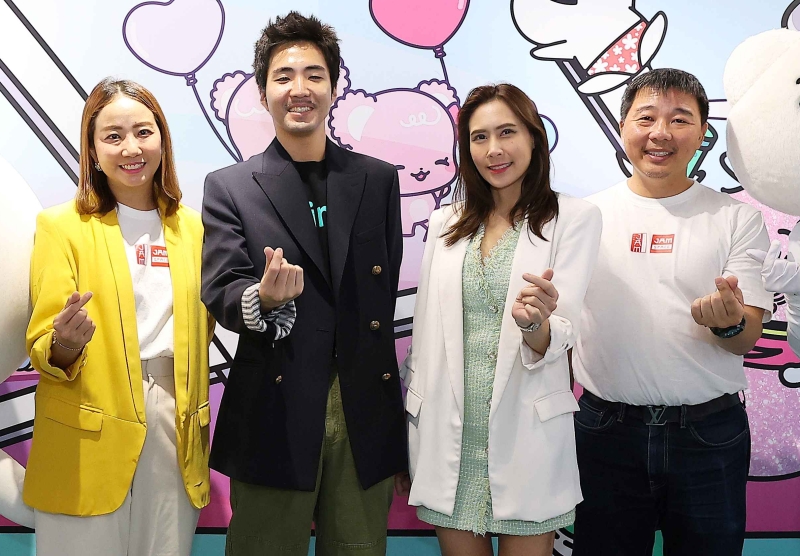 เที่ยวไทยในมุมมองใหม่ : ชวรมย์ มังคละคีรี รอง กก.ผจก.ศูนย์การค้าเอ็ม บี เค เซ็นเตอร์ และ ชินโตะ โอคูกาวา กก.ผจก.บจก.มินโตะ เยี่ยมชมป๊อปอัพสโตร์ “Minto
Sawasdee Vacation” โดยมี เกียรติกมล เอี่ยมพึ่งพร และ พิชชาภา ณรงค์พันธ์
กก.ผจก.ไฟว์สตาร์ เอเจนซี่ ต้อนรับ ที่ JAM SPACE@MBK Center