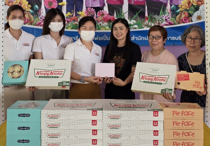 มอบรอยยิ้มแก่ผู้สูงอายุ : ดร.อุษณีย์ มหากิจศิริ ลีโอณีโอ ประธาน บริษัท เคเอฟยู
จำกัด ส่งพนักงานจิตอาสาไปมอบเงินบริจาคเพื่อสนับสนุนกิจการ และเลี้ยงอาหารกลางวัน พร้อมผลิตภัณฑ์จากแบรนด์ในเครือ ได้แก่ โดนัทคริสปี้ ครีม, ซินนาบอน
และพาย เฟสซ์ ที่ สถานสงเคราะห์คนชราเฉลิมราชกุมารี จังหวัดนครปฐม