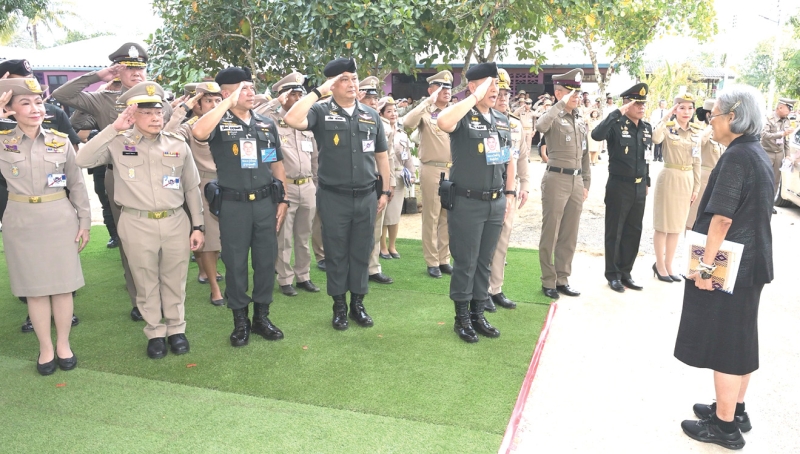 สมเด็จพระกนิษฐาธิราชเจ้า กรมสมเด็จพระเทพรัตนราชสุดาฯ สยามบรมราชกุมารี เสด็จพระราชดำเนินไปทรงติดตามการดำเนินโครงการตามพระราชดำริ
ณ โรงเรียนตำรวจตระเวนชายแดนนเรศวรป่าละอู อำเภอหัวหิน จังหวัดประจวบคีรีขันธ์ ที่มุ่งส่งเสริมการศึกษาและพัฒนาคุณภาพชีวิตเยาวชนในท้องถิ่นห่างไกล
อยู่ในความดูแลของกองกำกับการตำรวจตระเวนชายแดนที่ 14 เปิดสอนชั้นปฐมวัยถึงประถมศึกษาปีที่ 6 มีนักเรียน 180 คน ส่วนใหญ่เป็นชาวไทยภูเขา
เผ่ากะเหรี่ยง โอกาสนี้ ทรงเปิดป้ายอาคารทันตพิทักษ์ ด้วยทรงห่วงใยปัญหาฟันผุของเด็กนักเรียนในถิ่นทุรกันดาร เมื่อวันเสาร์ที่ 18 เมษายน 2569 เวลา 14.41 น.