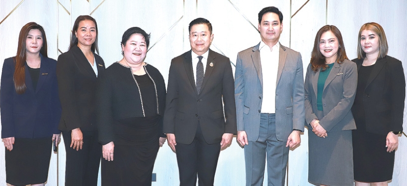 ประชุมเชิงปฏิบัติการ : อนัคพล อิงคะกุล รองประธานกรรมการบริหารมิราเคิล กรุ๊ป ต้อนรับ ไตรยฤทธิ์ เตมหิวงศ์
อธิบดีกรมคุ้มครองสิทธิและเสรีภาพ กระทรวงยุติธรรม ในโอกาสเป็นประธานเปิดการประชุม “โครงการองค์กร
ต้นแบบด้านสิทธิมนุษยชน ประจำปี 2569” เพื่อยกระดับองค์กรสู่การเป็นผู้นำด้านสิทธิมนุษยชน โดยมี
นรีลักษณ์ แพไชยภูมิ ผอ.กองสิทธิมนุษยชนระหว่างประเทศ ร่วมงาน ที่ โรงแรมอัศวิน แกรนด์ คอนเวนชั่น