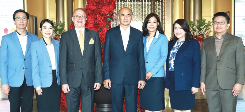 ครั้งที่ 3/2569 : มร.อังเดร บรัวฮาร์ท ผจก.ทั่วไป โรงแรมอัศวิน แกรนด์ คอนเวนชั่น ต้อนรับ พล.อ.ศุภวัฒน์
เชิดธรรม ประธานกรรมการ บจก.บริการภาคพื้น ท่าอากาศยานไทย ในการประชุมคณะกรรมการบริษัทฯ
โดยมี นาระวี บำรุงพงษ์ ที่ปรึกษา พร้อม อมรรัตน์ กริตโสภณ รอง ผจก.ใหญ่อาวุโส สายงานบัญชีและ
การเงิน และ เจตน์ บุลสุข รอง ผจก.ใหญ่อาวุโส สายงานปฏิบัติการ ร่วมงาน ที่ โรงแรมอัศวิน แกรนด์ คอนเวนชั่น