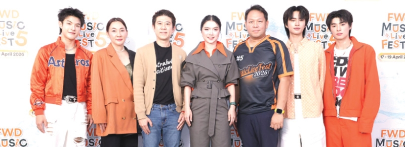 ส่งท้ายเทศกาลสงกรานต์ : ปวริศา ชุมวิกรานต์ ประธานเจ้าหน้าที่สายงานการตลาด
บมจ.เอฟดับบลิวดี ประกันชีวิต และ ชนะศักดิ์ นิยะถิรกุล Head of Regional Marketing - CentralWorld เปิดงาน “FWD Music Live Fest 5” เทศกาล
สาดความมันส์กับฟรีคอนเสิร์ตใหญ่ เล่นน้ำใจกลางกรุงเทพฯ ที่ศูนย์การค้าเซ็นทรัลเวิลด์