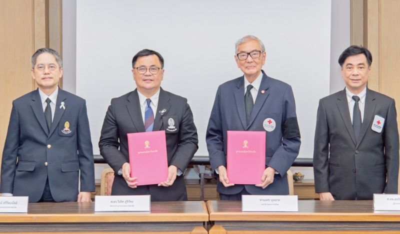 ยาต้านโรคมะเร็งปอด : เตช บุนนาค เลขาธิการสภากาชาดไทย และ ศ.ดร.วิเลิศ ภูริวัชร อธิการบดี จุฬาลงกรณ์มหาวิทยาลัย ร่วมลงนามสัญญา
ถ่ายทอดเทคโนโลยีการผลิตยา SB4456 ระหว่างสถานเสาวภา สภากาชาดไทย กับ จุฬาฯ เป็นความร่วมมือด้านการวิจัยด้านนวัตกรรมชีวการแพทย์
และการผลิตชีวเภสัชภัณฑ์ในระดับอุตสาหกรรม เพื่อยกระดับการพัฒนาและผลิตผลิตภัณฑ์ทางการแพทย์ โดยมี ศ.นพ.สุทธิพงศ์ วัชรสินธุ ผช.เลขาธิการ
สภากาชาดไทย และ ผอ.สถานเสาวภา และ รศ.ดร.นพ.จิรุตม์ ศรีรัตนบัลล์ ผช.เลขาธิการสภากาชาดไทย และคณบดีคณะแพทยศาสตร์ จุฬาฯ ร่วมพิธี