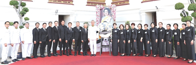 วางพวงมาลาถวายสักการะ : กีรติ อัสสกุล ประธานกรรมการ บริษัทไทยสมุทรประกันชีวิต จำกัด (มหาชน) และ นุสรา (อัสสกุล) บัญญัติปิยพจน์ ประธาน
เจ้าหน้าที่บริหาร พร้อมด้วยที่ปรึกษาอาวุโส และคณะผู้บริหาร บมจ.ไทยสมุทรประกันชีวิต ร่วมเป็นเจ้าภาพบำเพ็ญกุศลและพระพิธีธรรมสวดพระอภิธรรมพระบรมศพ สมเด็จพระนางเจ้าสิริกิติ์ พระบรมราชินีนาถ พระบรมราชชนนีพันปีหลวง พร้อมกันนี้ได้วางพวงมาลาถวายสักการะเบื้องหน้าพระฉายาลักษณ์ เพื่อแสดงความอาลัย
และน้อมสำนึกในพระมหากรุณาธิคุณอันหาที่สุดมิได้ ณ พระที่นั่งดุสิตมหาปราสาท ในพระบรมมหาราชวัง เมื่อวันศุกร์ที่ 17 เมษายน 2569 เวลา 17.00 น.