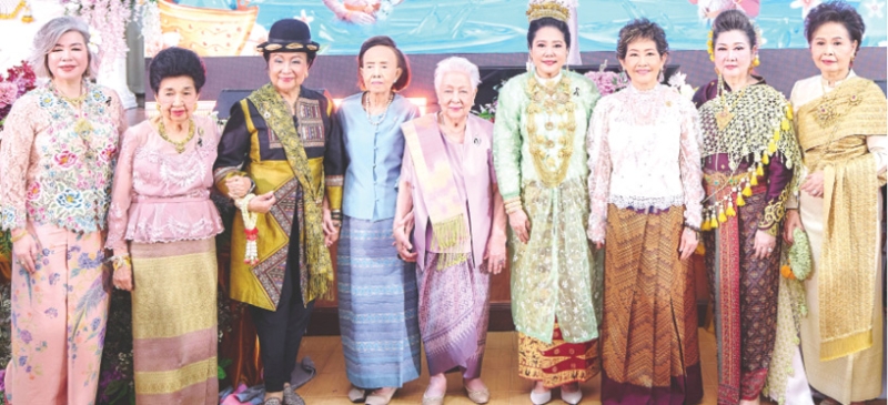 รวมพลังสตรี : ดร.มนวิภา ประชัญคดี จัดงาน “สงกรานต์รวมใจ วัฒนธรรมไทย สตรี 4 ภาค” ร่วมกับ ดร.ลาลีวรรณ กาญจนจารี ประธานสภาสมาคมสตรีแห่งชาติฯ และเครือข่ายสตรีไทยในทุกภูมิภาค แสดงความหลากหลายของวัฒนธรรมไทยที่งดงาม โดยมี คุณหญิงแสงดือน ณ นคร, คุณหญิงโรส บริบาลบุรีภัณฑ์,
คุณหญิงณัฐิกา วัธนเวคิน อังอุบลกุล และ ลลิสา จงบารมี ร่วมงาน ที่มหาวิทยาลัยเกษมบัณฑิต