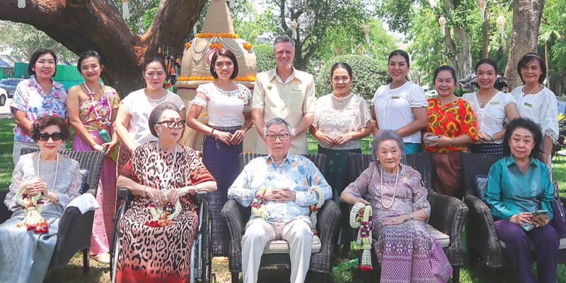 สิริมงคล...สงกรานต์ : ยัน ไวไซท์ ผจก.ทั่วไป โรงแรมเซ็นทารา แกรนด์ บีชรีสอร์ท หัวหิน นำคณะผู้บริหารและพนักงาน ร่วมกันรดน้ำขอพร
เนื่องในวันสงกรานต์ จาก สุทธิเกียรติ จิราธิวัฒน์ ประธานที่ปรึกษาคณะกรรมการ บมจ.โรงแรมเซ็นทรัลพลาซา ที่ก่อตั้งเมื่อปี 2523 เป็นหนึ่ง
ในกลุ่มเซ็นทรัล กรุ๊ป บริหารจัดการโรงแรมและรีสอร์ททั้งในและต่างประเทศ ปัจจุบันจำนวนกว่า 84 โรงแรม, คุณหญิงสุจิตรา มงคลกิติ, มุกดา
จิราธิวัฒน์ เอื้อวัฒนสกุล, รัตนา นรพัลลภ และ อรวรรณ สรรค์ศุภศิริกุล ที่โรงแรมเซ็นทารา แกรนด์ บีช รีสอร์ท หัวหิน จังหวัดประจวบคีรีขันธ์