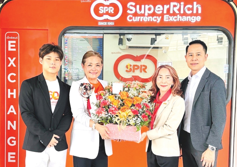 เปิดสาขาใหม่ : สหัพย์ภัค โชควิจิตรกุล กก.ผจก.ศูนย์การค้าเอ็ม บี เค เซ็นเตอร์ และ อนพัทย์ ปรีชาวุฒินันท์
ผอ.สายขายพื้นที่เช่า บจก.เอ็มบีเค เซอร์วิส โซลูชั่น แสดงความยินดีกับ ธริดา สินธนาเลอเดช ผช.กก.ผจก.ใหญ่ สายบริหารสาขา พร้อมทีมงานซุปเปอร์ริช1965 (สีส้ม) ในโอกาสเปิดให้บริการแลกเปลี่ยน
เงินตราต่างประเทศ สาขาใหม่ เพื่อรองรับนักท่องเที่ยวต่างชาติ ที่ศูนย์การค้าเอ็ม บี เค เซ็นเตอร์ เขตปทุมวัน