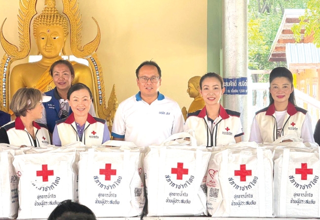 แอปพลิเคชัน “พ้นภัย” : วิไลลักษณ์ ขุปสูงเนิน หัวหน้าสถานีกาชาดที่ 4 นครราชสีมา ร่วมกับเหล่ากาชาดจังหวัดนครราชสีมา, วีรกุล หวังวีระ นายอำเภอสูงเนิน และหน่วยงานที่เกี่ยวข้อง ร่วมกันมอบชุดธารน้ำใจฯ ให้แก่ผู้ประสบวาตภัยที่ขอความช่วยเหลือผ่านแอปฯ ที่รวดเร็วและตรงจุดที่ วัดบ้านทุ่งสะแบง จ.นครราชสีมา