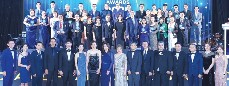 ระบบนิเวศด้านสุขภาพ : นุสรา (อัสสกุล) บัญญัติปิยพจน์ ประธานเจ้าหน้าที่บริหาร และ กก.ผจก.บมจ.ไทยสมุทรประกันชีวิต
มอบรางวัล “OCEAN LIFE Hospital Awards 2025” เพื่อเชิดชูเกียรติสถานพยาบาลเครือข่ายกว่า 241 แห่ง ทั่วประเทศ
ที่ร่วมยกระดับมาตรฐานการดูแลสุขภาพที่เป็นเลิศในทุกมิติ ด้วยการมอบประสบการณ์การรักษาที่ดีที่สุดตั้งแต่การเข้า
รับบริการ ตลอดจนทุกขั้นตอนของการดูแลให้แก่ลูกค้า โดยมุ่งมั่นการเป็นบริษัทประกันชีวิตที่พร้อมดูแลคนไทยให้มีสุขภาพดี