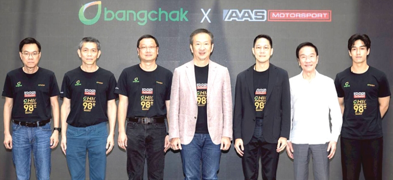 หนุนนักแข่งดาวรุ่งอนาคตไกล : ชัยวัฒน์ โควาวิสารัช ประธานเจ้าหน้าที่บริหาร กลุ่มบริษัทบางจาก, กก.ผจก.ใหญ่
บมจ.บางจาก คอร์ปอเรชั่น และ วุฒิกร อินทรภูวศักดิ์ ประธานกรรมการบริหาร กลุ่มบริษัท เอเอเอส AAS Auto
Service แถลงข่าวความร่วมมือสนับสนุน “เติ้น” ทัศนพล อินทรภูวศักดิ์ อย่างต่อเนื่องเป็นปีที่ 4 ส่งดาวรุ่งชาวไทย
ขยับจากศึก F3 ขึ้นไปลุยศึกใหญ่ FIA Formula 2 Championship 2026 อย่างเต็มภาคภูมิ ที่วัน แบงค็อก