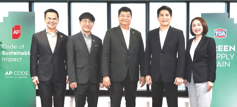 พัฒนาคุณภาพชีวิต : จตุภัทร์ ตั้งคารวคุณ ประธานเจ้าหน้าที่บริหาร บมจ.ทีโอเอ เพ้นท์ (ประเทศไทย) และ รัชต์ชยุตม์ นันทโชติโสภณ President
บมจ.เอพี ไทยแลนด์ ร่วมกันประกาศความร่วมมือเชิงกลยุทธ์ในการสร้าง “Green Supply Chain” เพื่อยกระดับมาตรฐานอุตสาหกรรมอสังหาริมทรัพย์ไทย
โดยคัดสรรวัสดุก่อสร้างรักษ์โลก ด้วยนวัตกรรมสีซุปเปอร์ชิลด์ และแผ่นยิปซัมที่เป็นมิตรต่อสิ่งแวดล้อมที่ผ่านการรับรองมาตรฐานระดับสากล
ทั้งฉลาก EPD และฉลากลดโลกร้อน CFR ลดการปล่อยก๊าซเรือนกระจกได้จริง เพื่อยกระดับ Living Quality ในทุกโครงการของเอพี ไทยแลนด์