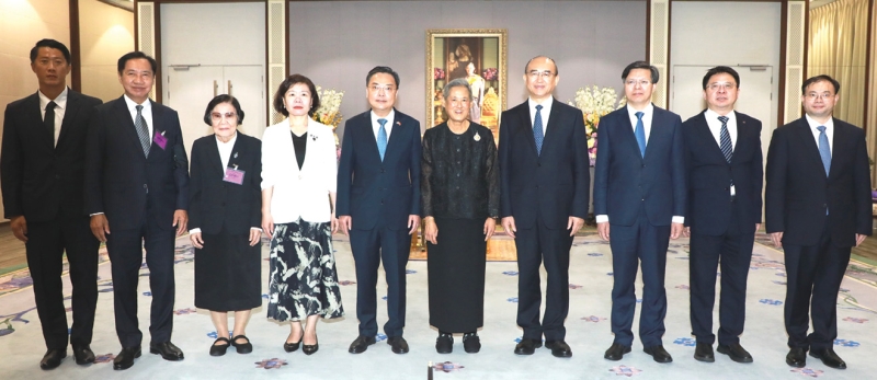 สมเด็จพระกนิษฐาธิราชเจ้า กรมสมเด็จพระเทพรัตนราชสุดาฯ สยามบรมราชกุมารี เสด็จออก ณ วังสระปทุม พระราชทานพระราชวโรกาสให้ นายสวี่ ฉิน
(Mr.Xu Qin) เลขาธิการพรรคคอมมิวนิสต์จีนประจำมณฑลเฮยหลงเจียง สาธารณรัฐประชาชนจีน เฝ้าทูลละอองพระบาท เพื่อกราบบังคมทูลเชิญเสด็จพระราชดำเนินเยือนมณฑลเฮยหลงเจียง สาธารณรัฐประชาชนจีน ในโอกาสนี้ เอกอัครราชทูตสาธารณรัฐประชาชนจีนประจำราชอาณาจักรไทย ข้าราชการกระทรวงการต่างประเทศ
คณะผู้บริหารสถาบันเทคโนโลยีจิตรลดา และคณะผู้บริหารสมาคมภราดรภาพไทย-จีน ร่วมเฝ้าทูลละอองพระบาทด้วย เมื่อวันพฤหัสบดีที่ 23 เมษายน 2569 เวลา 08.57 น.