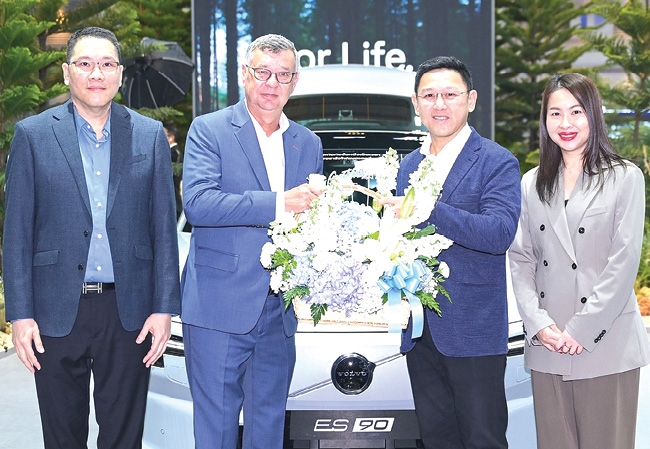 คุ้มครองให้อุ่นใจ : ชุมวิทย์ ชุมชัยเวทย์ กก.ผจก.ทีทีบี โบรกเกอร์ ร่วมยินดีกับ
คริส เวลส์ กก.ผจก.วอลโว่ คาร์ ประเทศไทย และมาเลเซีย ในโอกาสที่ วอลโว่ คาร์
ประเทศไทย มอบประกันภัยรถยนต์ไฟฟ้าชั้น 1 จากธนชาตประกันภัย นาน 5 ปี สำหรับ
รถยนต์ไฟฟ้ารุ่น Volvo EX90 เป็นข้อเสนอพิเศษในงาน Motor Expo 2026